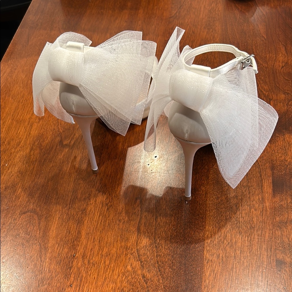 Steve Madden White Satin Women's Heels - Picture 5 of 6
